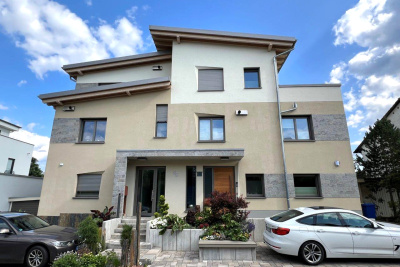 Frontansicht des energetisch modernisierten Mehrfamilienhauses in WEG-Besitz der Familie Schinnenburg.