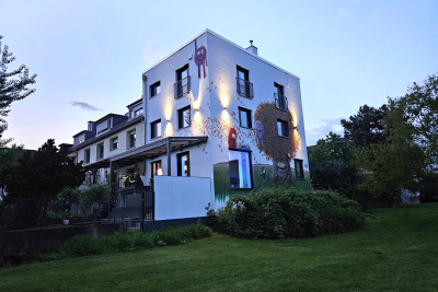 Seitenansicht des energetisch modernisierten Einfamilienhauses der Familie Folkens.