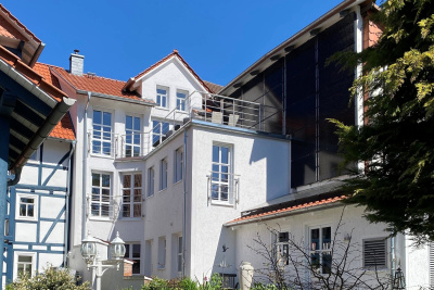 Rückansicht des energieeffizienten Fachwerkhauses der Familie Tux.