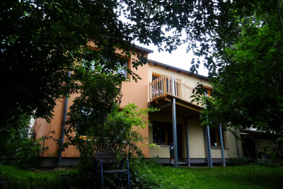 Gartenansicht des klimagerechten Biobauernhofs der Kommune Niederkaufungen e.V.