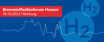 Rotes Banner mit Text Brennstoffzellenforum 2023 vor blauem Hintergrund mit H2-Symbolen und weißer Skyline-Linie einer Stadt.