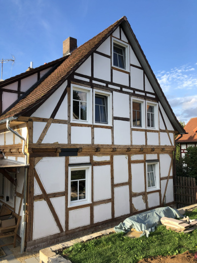 Seitenansicht der energieeffizienten Fachwerk-Doppelhaushälfte der Familie Lang.