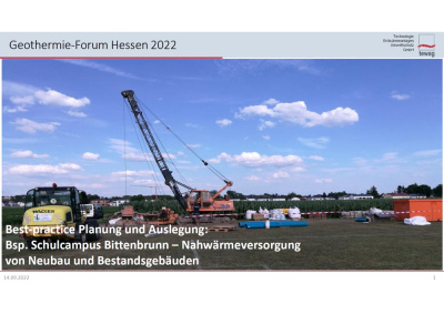 Geothermie-Forum 2022: Dr. Markus Kübert: Best-practice Planung und Auslegung: Bsp. Schulcampus Bittenbrunn – Nahwämreversorgung von Neubau und Bestandsgebäuden (tewag) Cover der Präsentation von Dr. Markus Kübert, Text: "Best-practice Planung und Auslegung: Bsp. Schulcampus Bittenbrunn – Nahwämreversorgung von Neubau und Bestandsgebäuden". Im Hintergrund eine Baustelle mit Kran.