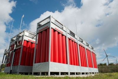 Stromspeicher: Großbatterie-Anlage in rot steht im Freien