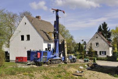 Geothermische Bohrung für eine Wärmepumpenheizung in einem Einfamilienhaus in einem Regensburger Wohnviertel, Regensburg (Bayern).