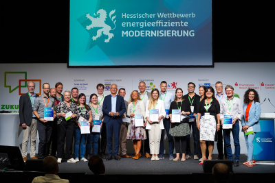 Gruppenfoto der Sieger des Hessischen Wettbewerbs energieeffiziente Modernisierung 2023