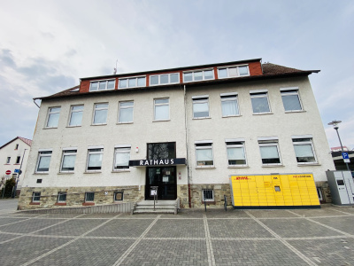 Frontansicht des Rathauses Steinbach