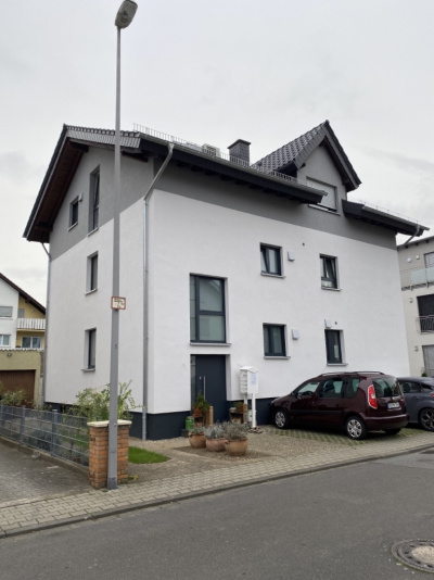 Frontalansicht des energetisch modernisierten Mehrfamilienhauses der Familien Wenz und Voss.