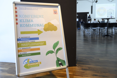 Wegweiser-Schild zu einer Veranstaltung der Klima-Kommunen.