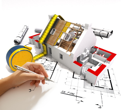 Eine Hand skizziert in einem Grundriss, darauf steht ein 3D-Modell eines Wohnhauses, das die offenen Schichten eines gedämmten Daches zeigt.