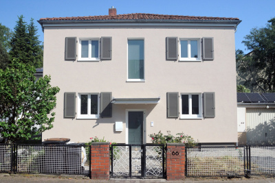 Frontansicht der modernisierten Stadtvilla in Frankfurt der Familie Wischer.