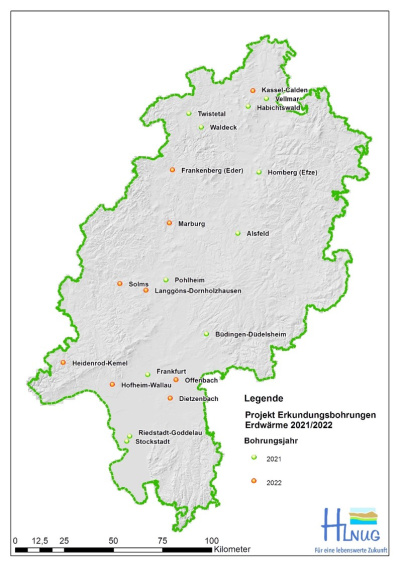 Karte von Hessen in grau mit grünem Rand, Städte mit grünen oder orange Punkten eingezeichnet, Legende: Projekt Erkundungsbohrungen Erdwärme 2021/2022