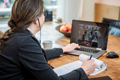 Frau in Videokonferenz Eine Frau im Homeoffice bei einer Videokonferenz