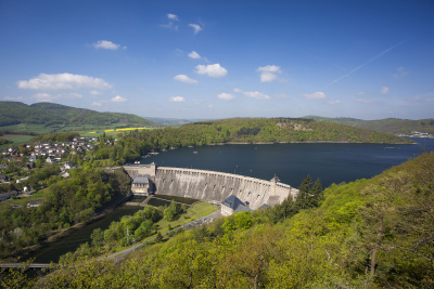 Wasserspeicher Edersee Staudamm im Sauerland, Nordhessen