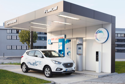 Weißer PKW steht an einer Wasserstoff-Tankstelle in Offenbach.