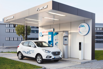 Wasserstoff: H2-PKW-Tankstelle in Offenbach Weißer PKW steht an einer Wasserstoff-Tankstelle in Offenbach.