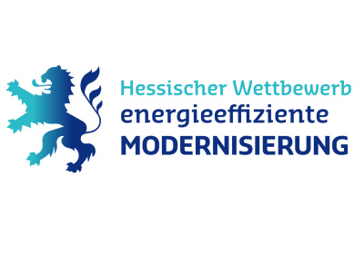 Logo Hessischer Wettbewerb Modernisierung in blauer und türkiser Schrift mit blau-türkiser Löwenfigur.