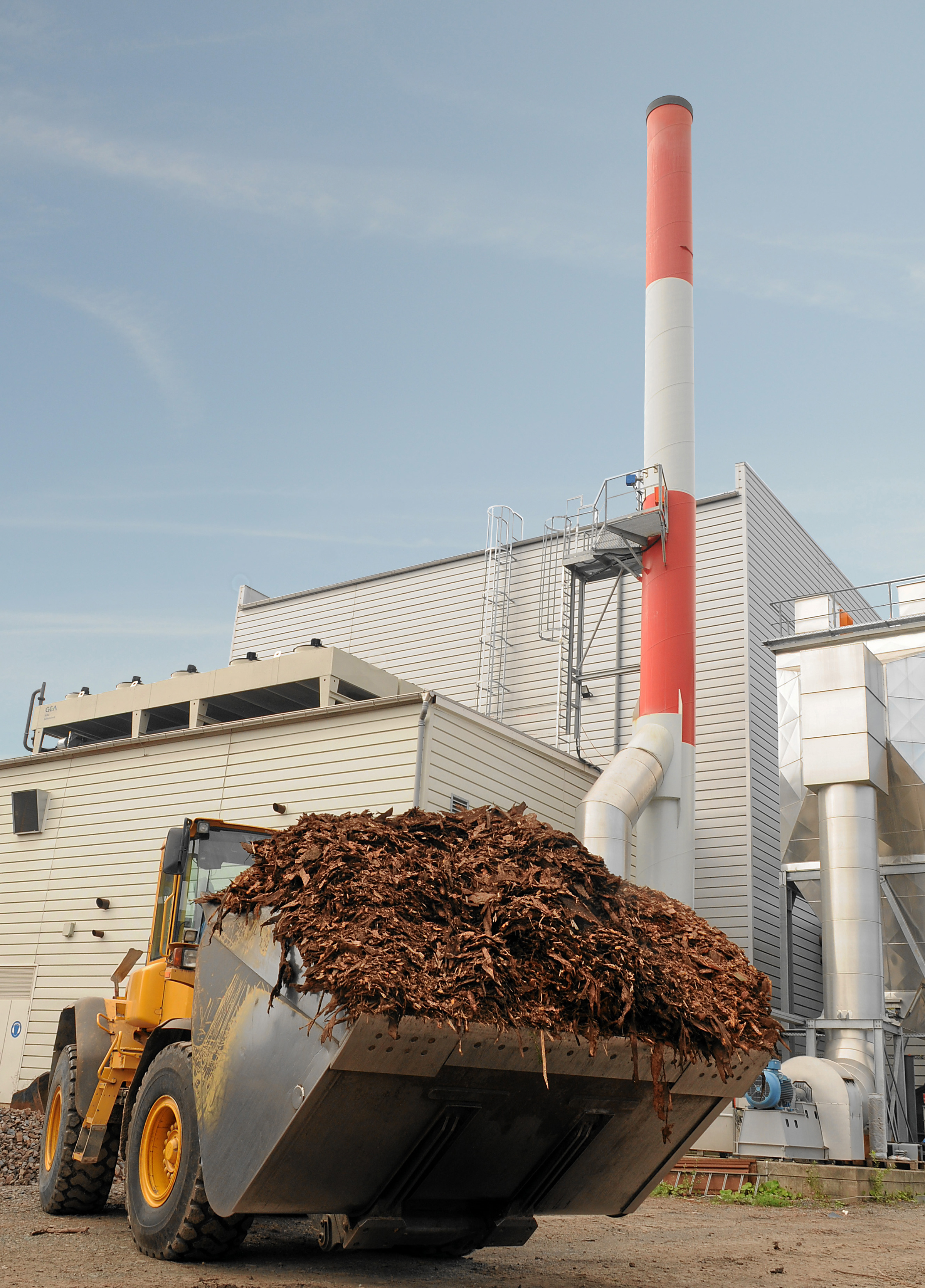Biomasse: Bagger vor Heizkraftwerk