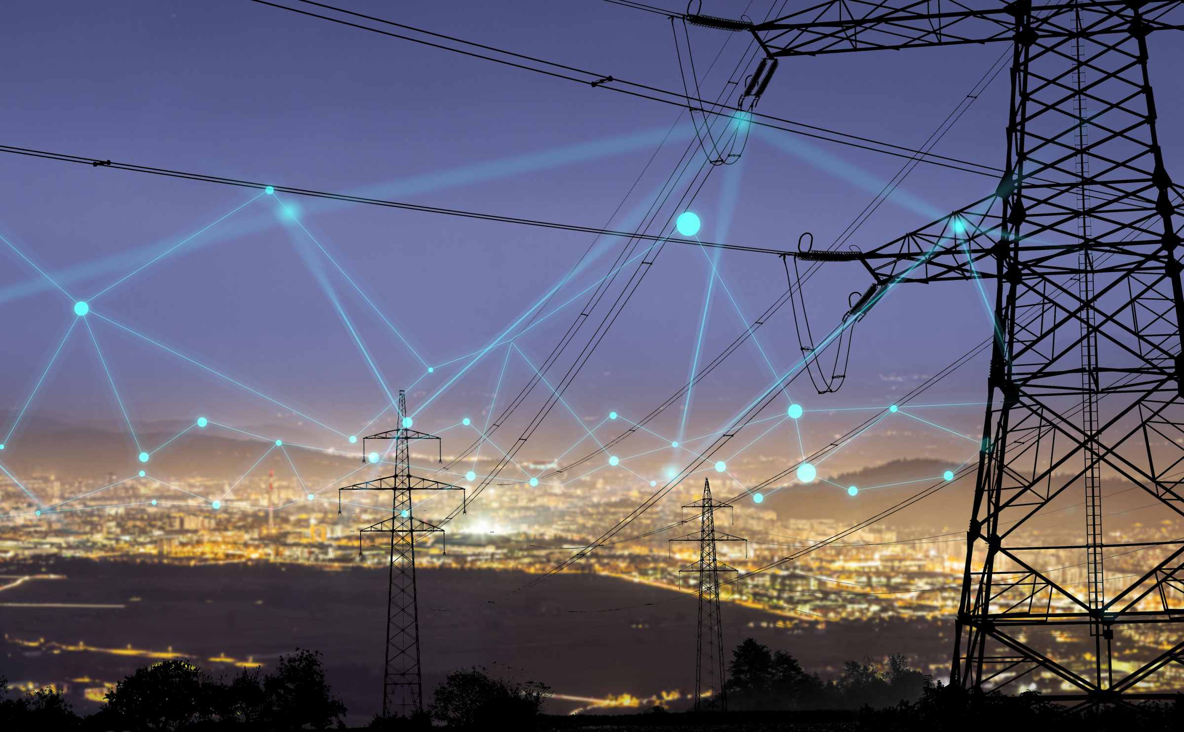 Energieeffizienz - Symbolbild Netzwerk Strommasten und erleuchtete Stadt Energieeffizienz - Symbolbild Netzwerk Strommasten und erleuchtete Stadt